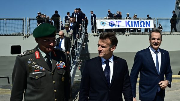 Μητσοτάκης και Μακρόν επιθεώρησαν τη φρεγάτα «Κίμων» - Δείτε εντυπωσιακές εικόνες και βίντεο