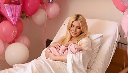 Η Κατερίνα Καινούργιου πήρε εξιτήριο από το μαιευτήριο και δημοσίευσε τις πρώτες φωτογραφίες της κόρης της