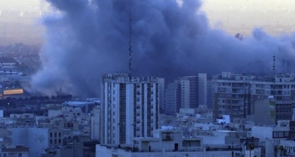 Νέες εκατέρωθεν επιθέσεις ΗΠΑ και Ιράν: Όλο και πιο δύσκολη η συμφωνία για τερματισμό του πολέμου