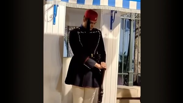 Η μοναδική μέρα η σημερινή που ο Εύζωνας σκύβει το κεφάλι και γυρνάει το όπλο ανάποδα
