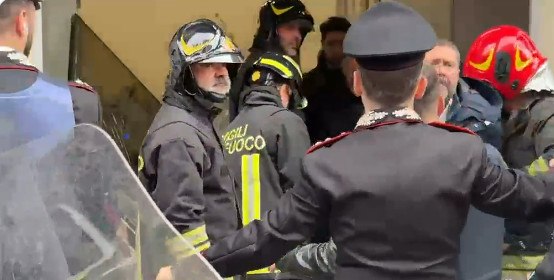 Κινηματογραφική ληστεία σε τράπεζα στη Νάπολη: Οι δράστες φορούσαν μάσκες γνωστών ηθοποιών, κράτησαν ομήρους, άδειασαν τις θυρίδες και έφυγαν από τούνελ