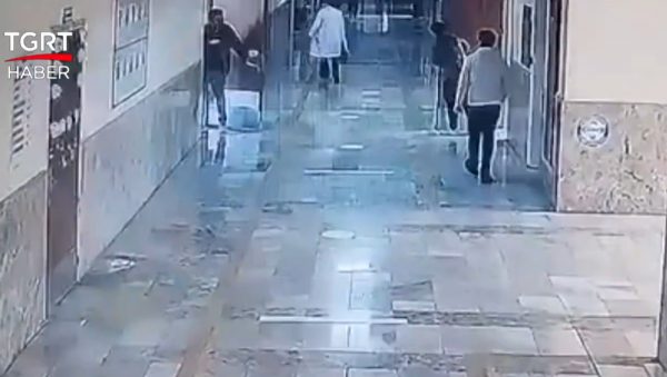 Βίντεο από τη στιγμή που o ένοπλος πρώην μαθητής εισβάλλει με τουφέκι σε σχολείο στην Τουρκία και πυροβολεί αδιακρίτως
