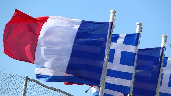 Προσγειώθηκε το αεροπλάνο που μεταφέρει τον Εμανουέλ Μακρόν στην Αθήνα