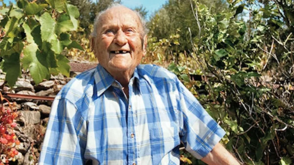 Ο Έλληνας που διαγνώστηκε με καρκίνο, του έδιναν λίγους μήνες ζωής, αλλά έζησε για δεκαετίες επιστρέφοντας στην Ικαρία