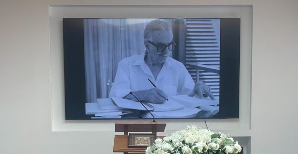 Στο Αποτεφρωτήριο Ριτσώνας το «ύστατο χαίρε» στον σπουδαίο ηθοποιό Στέφανο Ληναίο με τραγούδια Χατζιδάκι, Θεοδωράκη, Λοΐζου