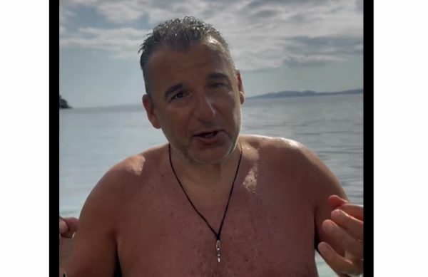 Γιώργος Λιάγκας: Οι βουτιές του παρουσιαστή σε παραλία της Τήνου – «Δεν κάνει κρύο στην Ελλάδα» σχολίασε