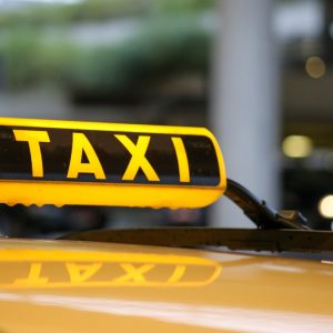 Οδηγός ταξί απείλησε τέσσερις 17χρονους γιατί αρνήθηκαν να πληρώσουν διπλάσιο κόμιστρο – Βίντεο ντοκουμέντο