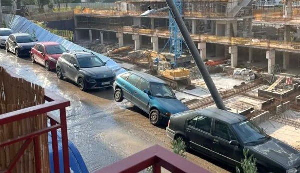 Θεσσαλονίκη: Υποχώρησε τοιχίο κατά τη διάρκεια εργασιών - Η στιγμή που αυτοκίνητο πέφτει στο κενό