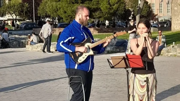 Θεσσαλονίκη: 300 ευρώ πρόστιμο σε μουσικούς του δρόμου μπροστά από τον Λευκό Πύργο – Τι προβλέπει ο νόμος