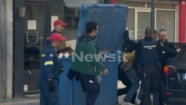 Λήξη συναγερμού για τον φοιτητή από την Εύβοια που είχε ταμπουρωθεί σπίτι του και πετούσε αντικείμενα στο κέντρο της Θεσσαλονίκης