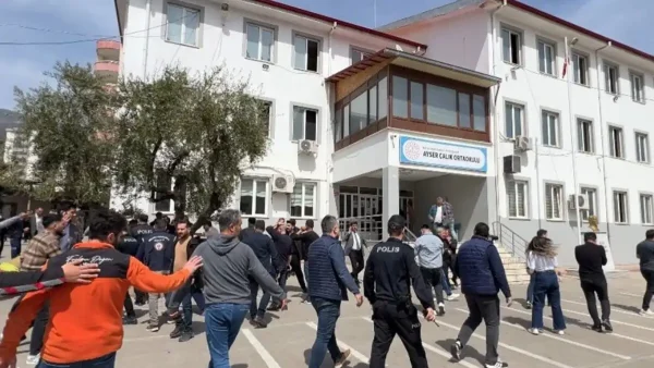 Τουρκία: Βίντεο ντοκουμέντο από τον ένοπλο 15χρονο να πυροβολεί μέσα στο σχολείο – Στους 9 οι νεκροί από το μακελειό