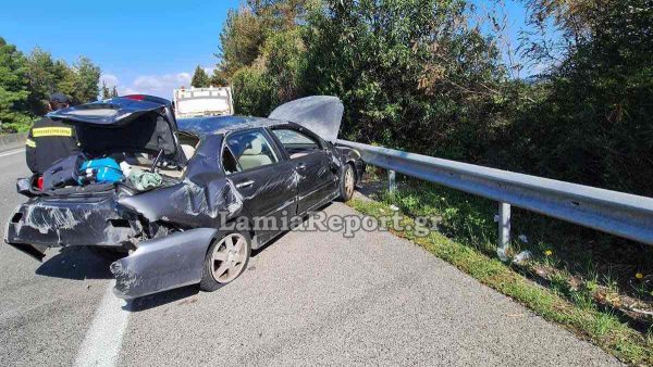 Φθιώτιδα: Έσκασε το λάστιχο και έπεσε στις μπάρες - Από τύχη δεν τραυματίστηκαν σοβαρά μητέρα και γιος - Δείτε εικόνες