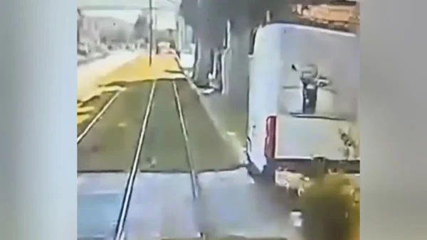 Καλαμάκι: Βίντεο ντοκουμέντο από τη σύγκρουση του φορτηγού με το τραμ