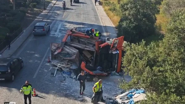 Ντελαπάρισε φορτηγό στη Λεωφόρο Βουλιαγμένης, απεγκλωβίστηκε ο οδηγός - Ουρές χιλιομέτρων στο ρεύμα προς Γλυφάδα