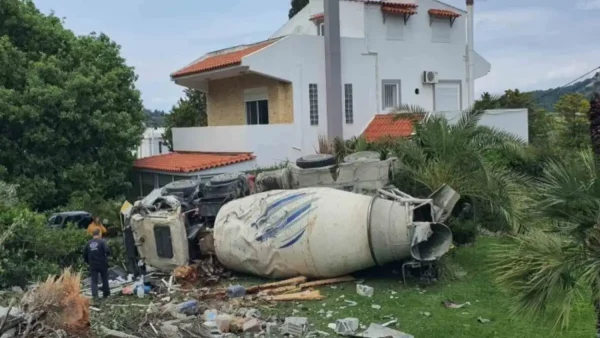 Μπετονιέρα 33 τόνων «εισέβαλε» σε αυλή σπιτιού στη Ρόδο και αναποδογύρισε - Δείτε φωτογραφίες