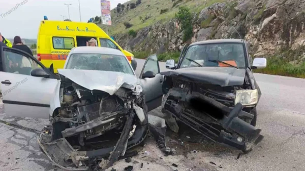 Πέντε τραυματίες σε τροχαίο στην εθνική οδό Λάρισας – Κοζάνης, οι επιβαίνοντες στο ένα από τα δύο αυτοκίνητα πήγαιναν σε κηδεία