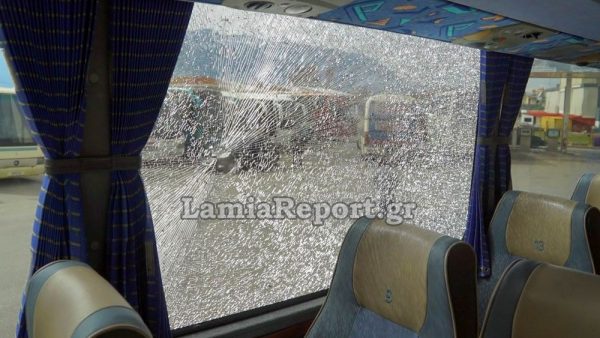 Φθιώτιδα: Ανήλικος Ρομά πέταξε πέτρες και έσπασε παράθυρα λεωφορείων στην εθνική - Συνελήφθη και ο πατέρας του