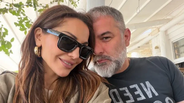 Δέσποινα Βανδή – Βασίλης Μπισμπίκης: Η πασχαλινή τους εξόρμηση στην Κρήτη και οι ηλιοθεραπείες στην παραλία