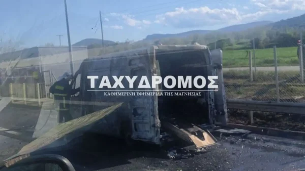 Βόλος: Φωτιά σε εν κινήσει ασθενοφόρο, μετέφερε 12χρονο παιδί στην Αθήνα