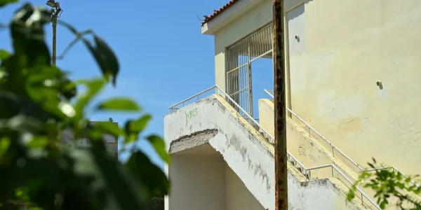 «Έπεσε με το κεφάλι», λέει η διευθύντρια του σχολείου στο Χαϊδάρι﻿ για τη 13χρονη - Σε σοκ οι μαθητές, ψυχολόγοι στο σχολείο