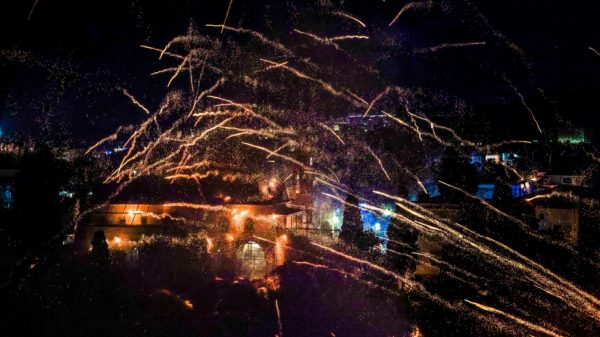 Ο ρουκετοπόλεμος έγινε και φέτος στη Χίο - Δείτε βίντεο και φωτογραφίες με μοναδικές εικόνες που εντυπωσίασαν τους τουρίστες