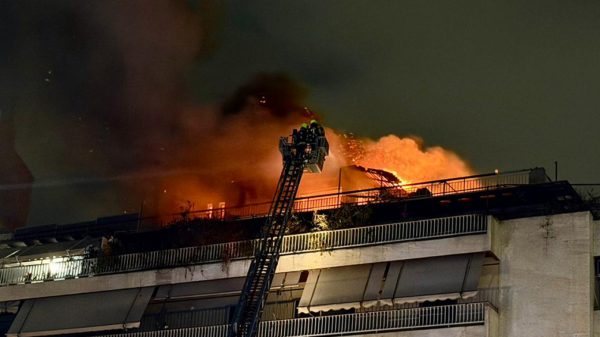 Μια γυναίκα νεκρή από μεγάλη πυρκαγιά σε διαμέρισμα στη Νέα Σμύρνη - Δείτε βίντεο