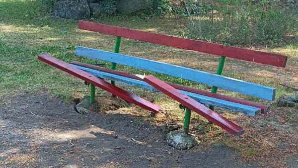 Έσπασαν παγκάκι στο πάρκο των Λουτρών Υπάτης