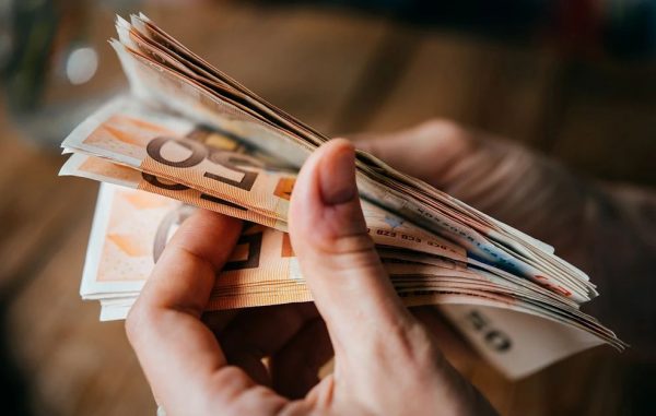 Μπλόκο στις συναλλαγές με μετρητά – To νέο καθεστώς και οι αυστηρές κυρώσεις
