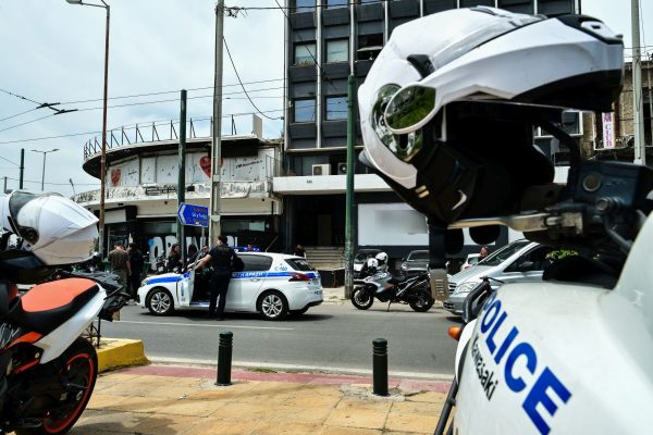 Καλλιθέα: Η στιγμή της σύλληψης του μεθυσμένου που πυροβόλησε με ούζι και τραυμάτισε γυναίκα σε μπαρ