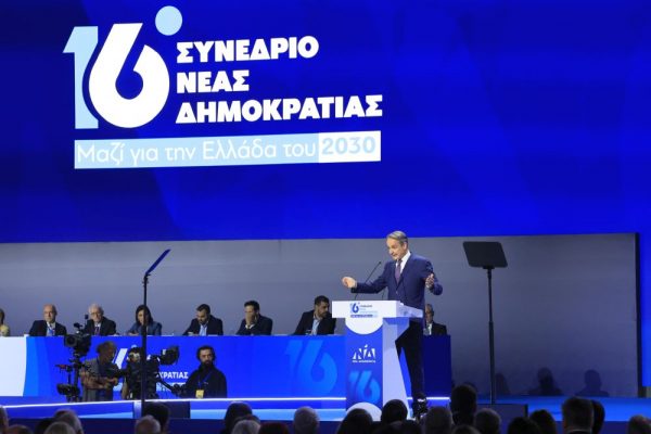 Κυριάκος Μητσοτάκης στο Συνέδριο της ΝΔ: «Οι εκλογές θα γίνουν το 2027, την ιστορία την γράφουν πάντα οι παρόντες»