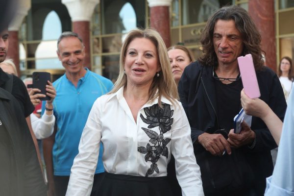 Το μαύρο τριαντάφυλλο στο πουκάμισο της Καρυστιανού, δημιουργία του σχεδιαστή Βασίλη Ζούλια, δείτε εικόνες