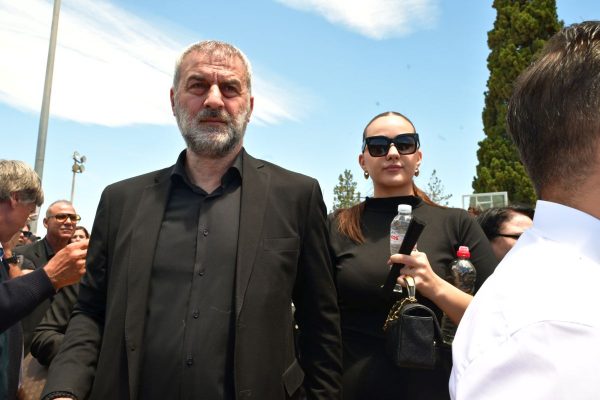 Συγκλόνισε ο Τραϊανός Δέλλας στον επικήδειό του στο τελευταίο αντίο στη Γωγώ Μαστροκώστα: «Ξεκουράσου αγάπη μου, να είσαι σίγουρη ότι πάλι εσένα θα ερωτευόμουν»