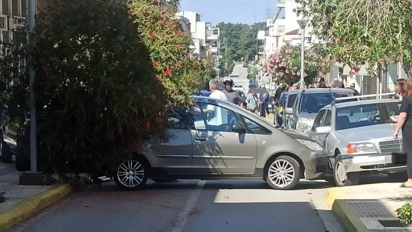 Αλιβέρι: Ηλικιωμένος οδηγός προκάλεσε πανικό παρασύροντας δύο πεζούς και χτυπώντας τρία αυτοκίνητα