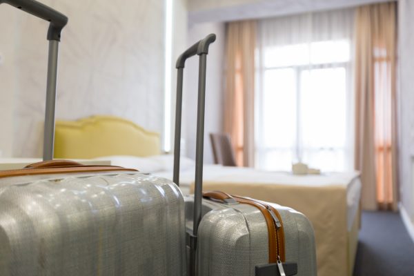 Εμφύλιος σε πολυκατοικία της Θεσσαλονίκης: Αγωγή ιδιοκτητών για μετατροπή του ημιυπογείου σε 8 διαμερίσματα Airbnb, ζητούν να μην νοικιάζονται