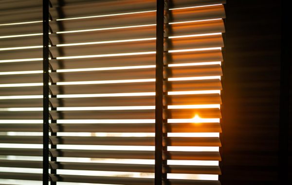 Δεν συνιστάται να κλείνετε εντελώς τα παντζούρια τη νύχτα, αλλά να αφήνετε να μπαίνει λίγο φως -Αν και υπάρχει εναλλακτική