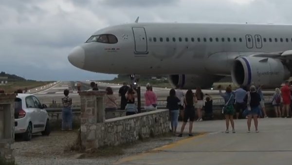 Κατασκήνωσαν στο αεροδρόμιο και βρέθηκαν με χειροπέδες