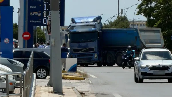 Άγιος Στέφανος: Νεκρός οδηγός μηχανής σε τροχαίο – «Δίπλωσε» νταλίκα και τον χτύπησε
