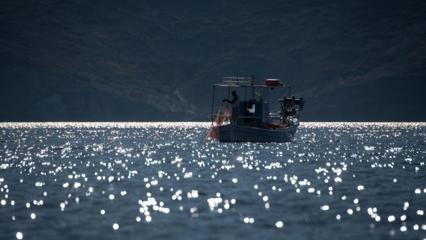 Κάρυστος: «Κόλλησε» στο βυθό αλιευτικό - Περιπέτεια για τους πέντε επιβάτες του