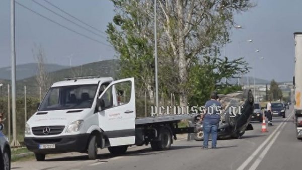 Αυτοκίνητο βρέθηκε ανάποδα μετά από σύγκρουση στη Θηβών - Χαλκίδας