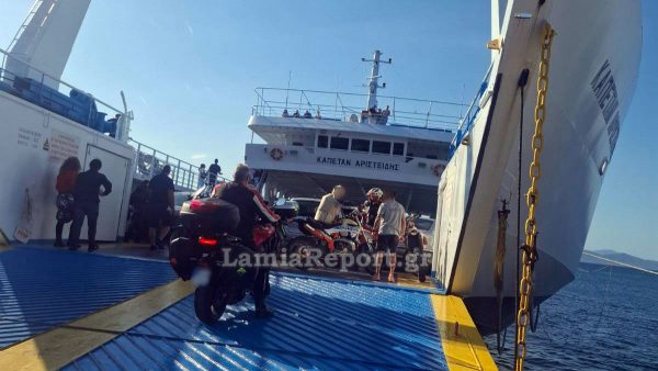 Ασφυκτικά γεμάτα φεύγουν τα πλοία από Αρκίτσα (ΦΩΤΟ)