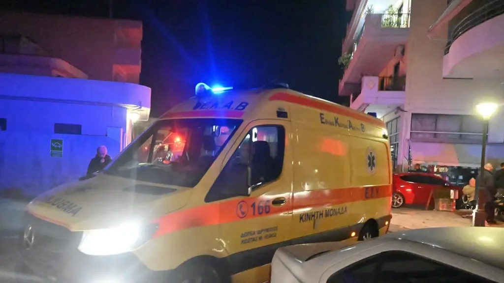 Ανήλικος οδηγός παρέσυρε διασώστη του ΕΚΑΒ και τον εγκατέλειψε!