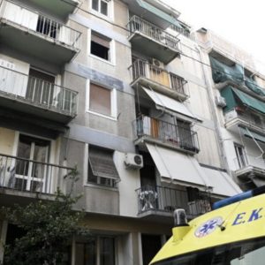 Πειραιάς: Νεαρό ζευγάρι βρέθηκε νεκρό μέσα σε αυτοκίνητο σε γκαράζ – Από αναθυμιάσεις ο θάνατος, λέει η πρώτη εκτίμηση
