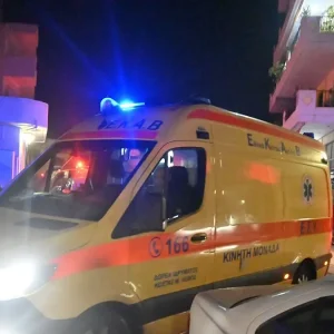 Ανήλικος οδηγός παρέσυρε διασώστη του ΕΚΑΒ και τον εγκατέλειψε!