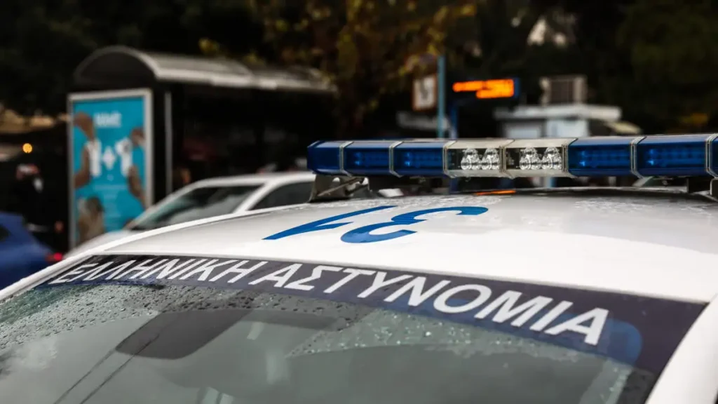 Συνελήφθη 15χρονος στον Άλιμο για βίαιη ληστεία ηλικιωμένης, την έριξε στο έδαφος για να της αρπάξει αλυσίδα και τσάντα