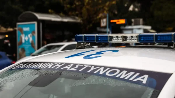 Συνελήφθη 15χρονος στον Άλιμο για βίαιη ληστεία ηλικιωμένης, την έριξε στο έδαφος για να της αρπάξει αλυσίδα και τσάντα
