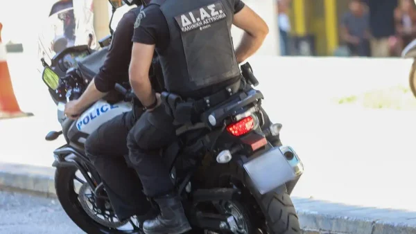 Έξι παιδάκια από 3 έως 11 ετών ζούσαν μέσα σε ακαθαρσίες - Συνελήφθησαν οι γονείς τους