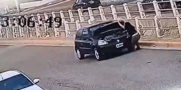 Βίντεο σοκ: Γυναίκα βρέθηκε κάτω από το ίδιο της το αυτοκίνητο ενώ συνέδεε καλώδια μπαταρίας