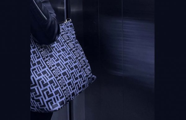 Έκλεψαν τσάντα μέσα από αυτοκίνητο - Μήπως τη βρήκατε;