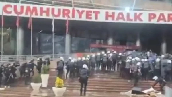 Τουρκία: Η αστυνομία εισέβαλε με χημικά στα γραφεία του CHP – Σκηνές χάους έξω από το κτίριο