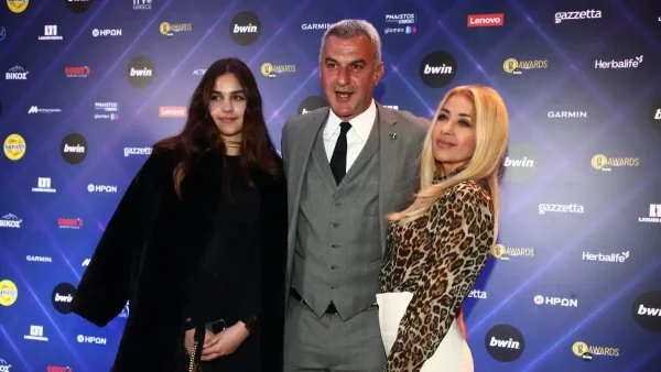 Το ελληνικό ποδόσφαιρο στο πλευρό του Τραϊανού Δέλλα για το θάνατο της Γωγώς Μαστροκώστα: «Ο πόνος σου είναι και δικός μας»